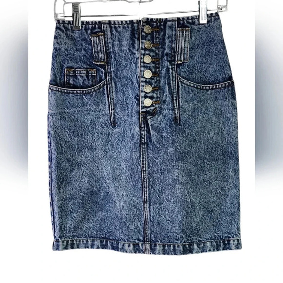 Vintage Nuovo Acid Wash Denim Mini Skirt – High-Waisted, Button Fly, Size 7 - Picture 3 of 6
